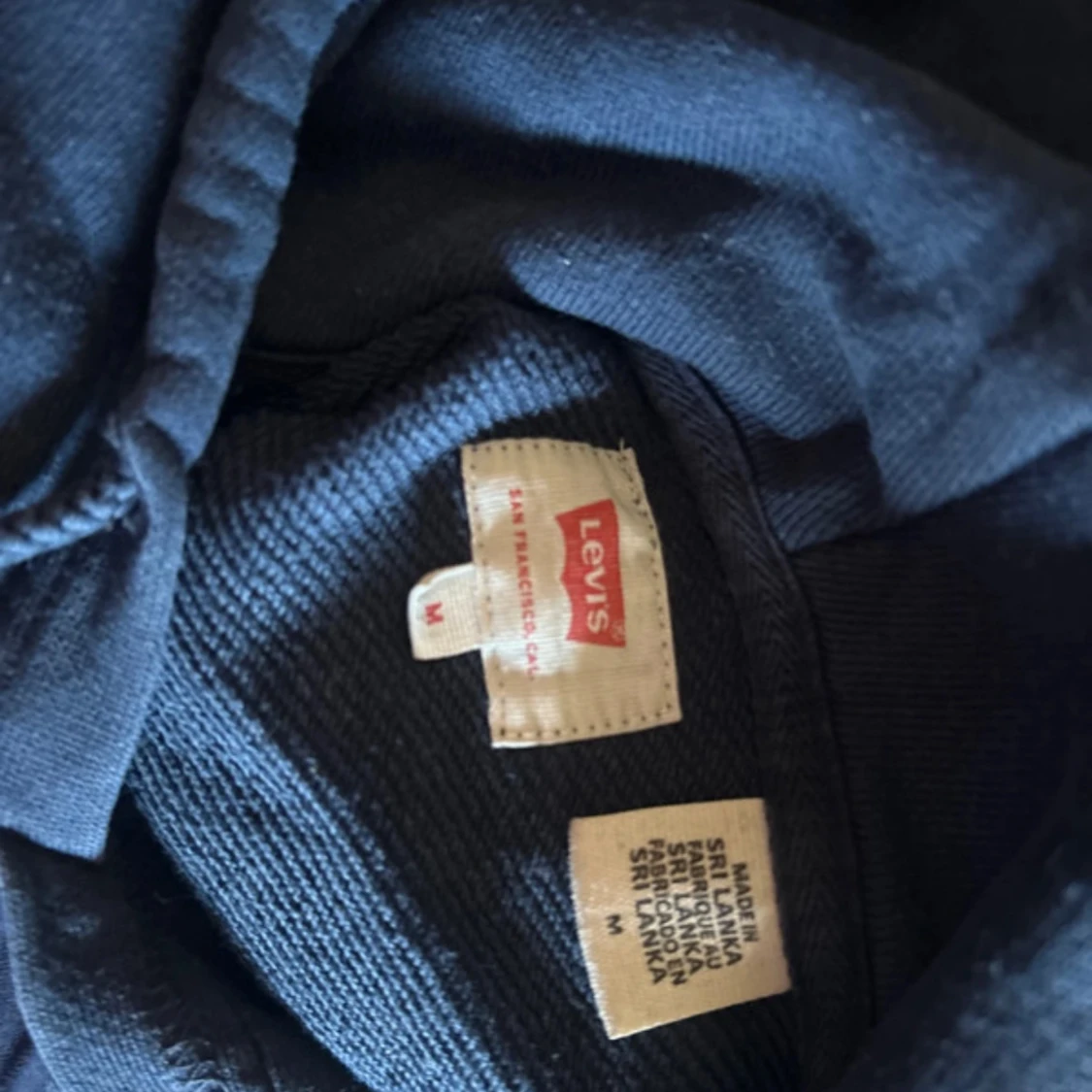 Mörkblå Levis hoodie med röd logga - 1