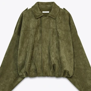 Bomberjacka Zara - Zaras trendiga jacka i imitations mocka. Snygg olivgrön jacka i mocka med oversized passform och klassisk krage. Ordinariepris: 699kr