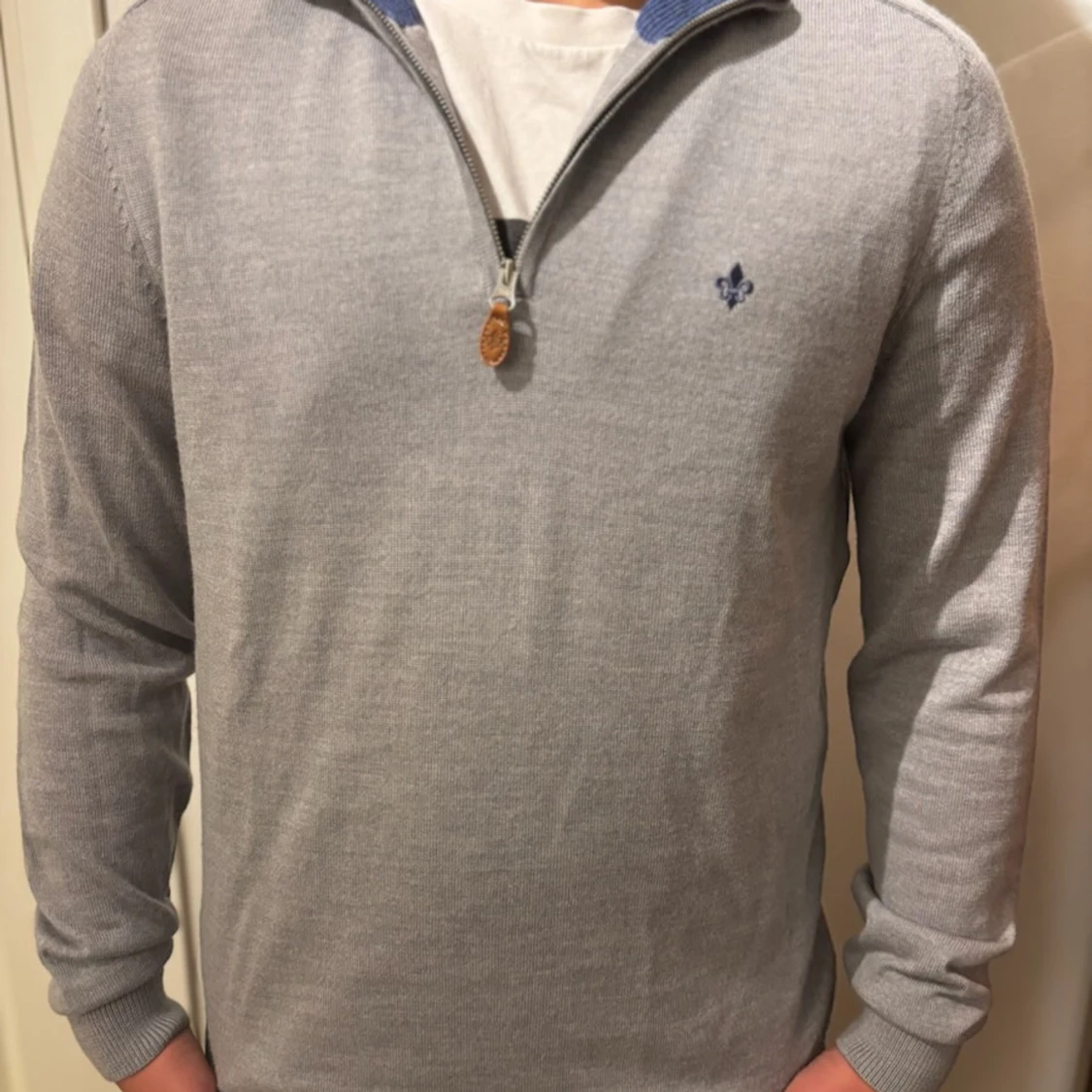 Grå stickad half zip-tröja med brodyr - 1