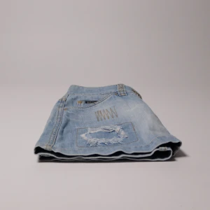 Dolce&gabbana - Dolce & Gabbana // Low waist  Storlek: 27 Mått: Midja, 35 cm, Längd, 33 cm, Bredd, 48 cm  Nypris: 4500:-  Vårt pris: 419:-  Hojta gärna vid frågor – vi svarar dig alltid snabbt med ett trevligt bemötande. Allt gott, /Team Trovata
