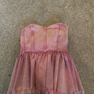 Rosa tub tröja - Aldrig använt denna från monki i storlek 36. Köpte för 400kr. Skriv om ni har frågor. Prislappen är kvar.