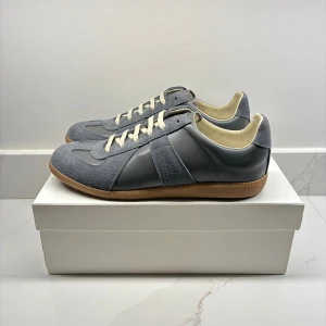 Maison Margiela Gats - Säljer nu mina Maison Margiela Gats. Köptes in men passade ej. Storlek 44 och färgen grå, dem är fortfarande sprillans nya. Kvitto finns, dustbag och box tillkommer. Hör av er vid intresse.