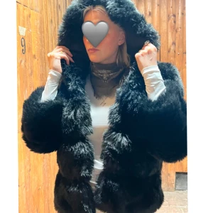 Svart pälsjacka med huva från BYIC - Super mjuk och fluffig jacka, varm och perfekt till den höst/vinter 🖤