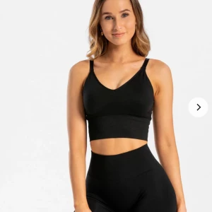 Teveo sport top  - TEVEO ORIGINALS ESSENTIAL V-Top i färgen  "Schwarz" storlek M.  