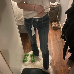 Blå jeans med dubbla knappar från ONLY - Trendiga blå jeans från ONLY med dubbla knappar i midjan och markerade sömmar. Byxorna är låg midjade. Passar både XS/S men notera att alla som är över 165 kommer de vara för korta, för dom är lite småa för mig och 165 är min längd. Säljer ungefär ny pris då de är helt oanvända☺️