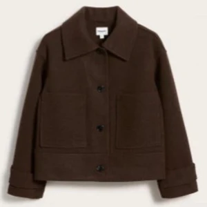 Brun kappa  med stora fickor - En fin brun kappa med stora fickor där fram, passar väldigt fint till dig som gillar en elegant stil.😍