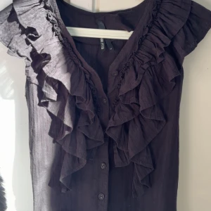 Söt blus - Super söt svart kortärmad blus. Blusen/toppen är i storlek M men jag bär S på tröjor så skulle säga att den passar s-m. 💕köpt för ca 450kr