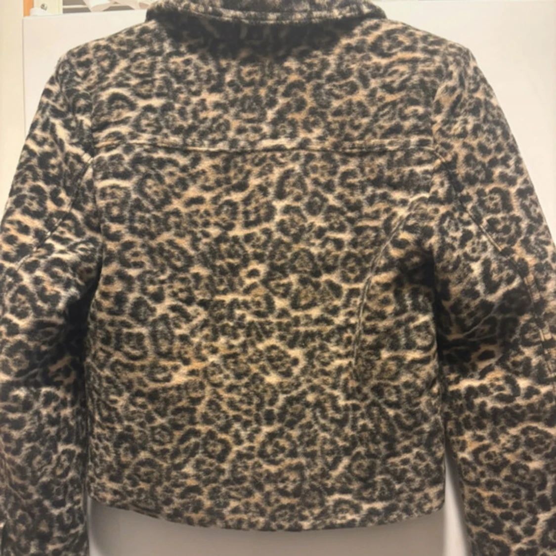 Leopardmönstrad jacka med fickor - 2
