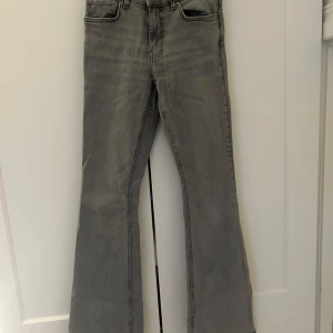 Grå low waist bootcut jeans från Gina Tricot  - Perfekta ljusgrå jeans från Gina! Använda en gång men har dock en liten missfärgning 💖