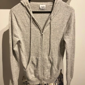 John Henric Kashmir tröja - Tja! Säljer denna John Henric tröjan i 100% Kashmir! Storlek Xs  skick 10/10  Nypris 2799 