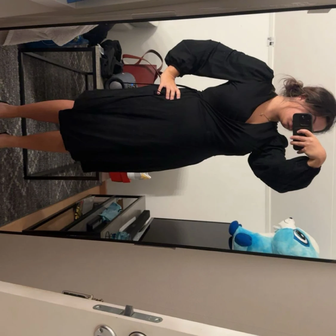 Två långärmade klänningar i svart och beige - 1