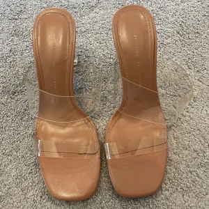Klackskor - Snygga klackskor ifrån ZARA i storlek 39, används en gång. Säljes då de är för stora på mig