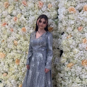 Silverglittrig långklänning från Dubai  - Säljer en maxad silverfärgad festklänning då mina föräldrar köpte den när de åkte till Dubai för ett tag sen till min systers bröllop då de köpte den för 6000kr men säljer den för halva pris 3000kr pris går att diskuteras endast använd 1 gång storleken är 38 men har varit hos skräddaren och gjort om den så den skulle kunna passa xs-xss tror den även skulle passa S har gjort om den i midjan har gjort den tajtare då den var väldigt lös perfekt för dig som är 150cm-160cm kan tänka mig sänka priset