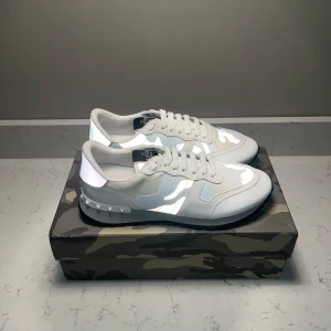 Valentino rockrunner - Säljer nu dem här sällsynta valentino rockrunnes modellen som reflekterar när de är mörkt, perfekt för utr kvällar eller om du vill va unik! Dem är rengjorda och i bra skick!