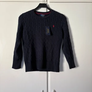 Ralph Lauren tröja - Säljer en helt ny Ralph Lauren Tröja i marinblå färg. Storlek 10-12 så det passar folk som är ungefär 155-160cm långa.
