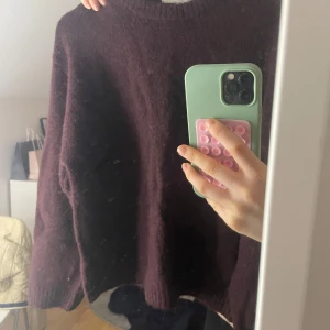 Vinröd stickad tröja från Gina tricot❣️❣️ - Säljer nu en stickad tröja från Gina tricot i jättebra skick då den inte kommer till andvänding, passar perfekt till hösten och vintern❣️den är i jättebra skick och inte nopprig då den är andvänd typ 5 gånger❣️❣️