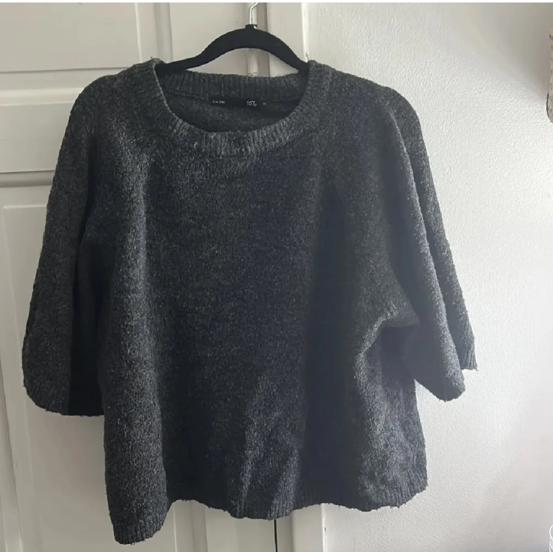 Mörkgrå stickad tröja från 157