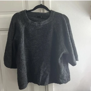 Mörkgrå stickad tröja från 157 - Mysig mörkgrå stickad tröja från 157, perfekt och mysig nu till hösten 🤎