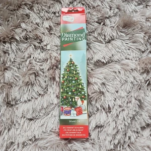 Diamond Painting - Skapa din egen glittrande julgran med detta Diamond Painting-kit! Perfekt för dig som gillar pyssel och vill ha en kreativ utmaning. Innehåller allt du behöver för att göra en färgglad och festlig tavla (30x40 cm) med julmotiv. Kul för både nybörjare och erfarna pysslare!
