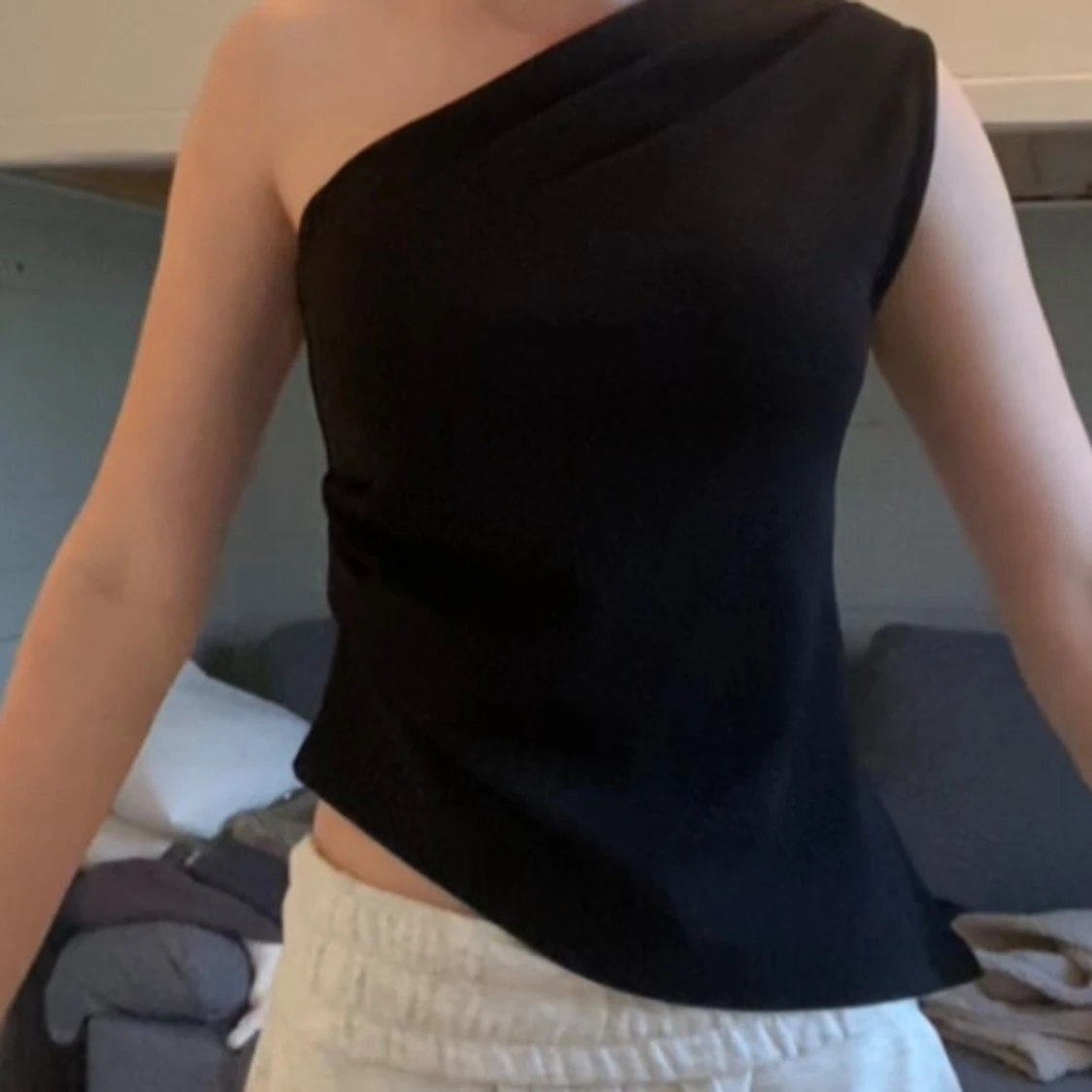 Svart oneshoulder topp från Gina Tricot