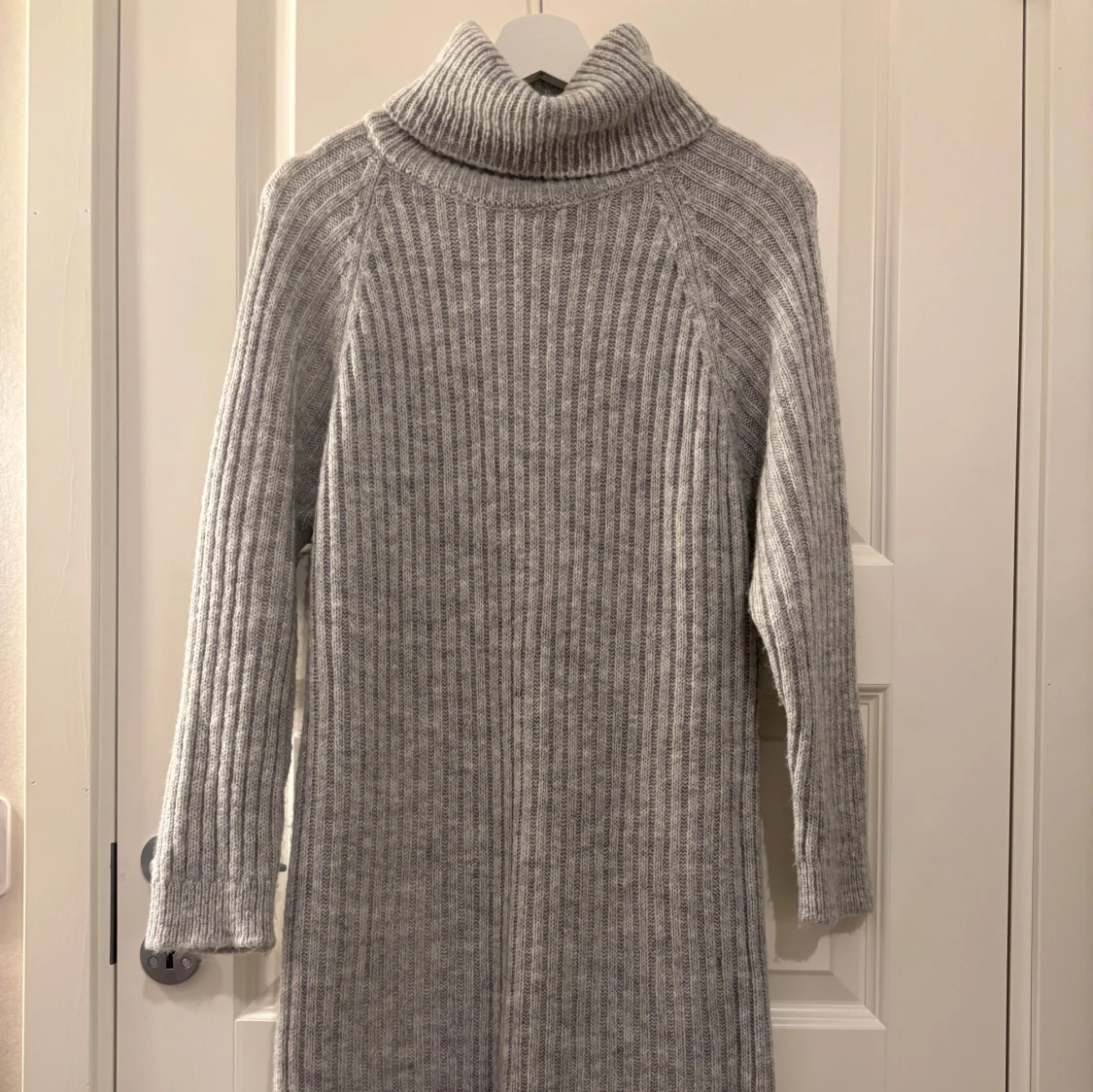 Grå ribbstickad poloklänning Hailys