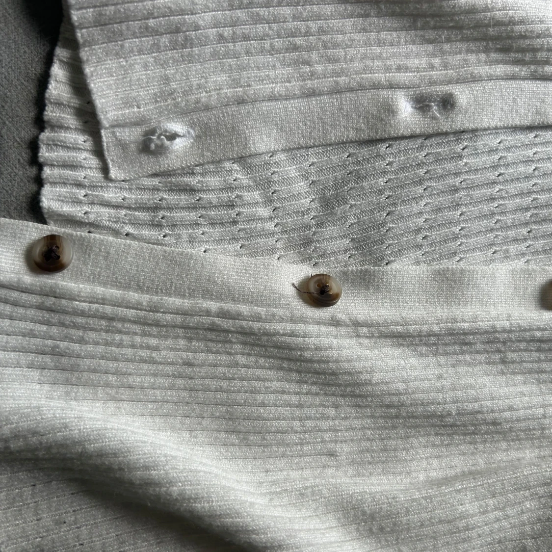 Vit ribbad kofta med knappar - 1