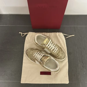 Valentino garvani glittriga sneakers  - “Ursnygga sneakers från Valentino Garavani modell flycrew. Storlek 36 sitter som 36–37. Skick. Mycket bra 8/10, tillbehör valentino box, valentino påse, valentino kort. NYPRIS 8’000kr”