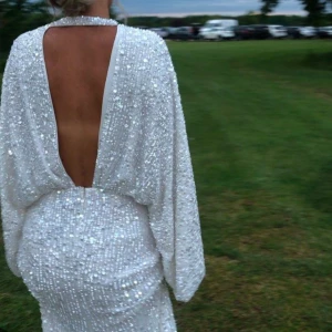 Glitter balklänning asos - Supersnygg och välbehållen balklänning från ASOS i vit glitter 💖 storlek 32 men passa 34 och 36 också! Pris kan diskuteras 