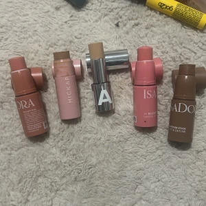 Sminkstift från Isadora, Hickap & Caia - Flera sminkstift i stickformat från Isadora och Hickap, inklusive blush stick i rosa och soft pink, contour stick i brun, samt foundation stick i beige nyans. Även Lumene matte foundation i tub. Perfekt för att skapa en fräsch bas och markerade kinder.
