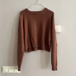 Brun stickad tröja från Vero Moda - Säljer min bruna stickade tröja från Vero Moda med avslappnad passform och croppad längd. Super fin till hösten och fantastiskt färg🧸🍁lite nopprig men de kan man enkelt ta bort 