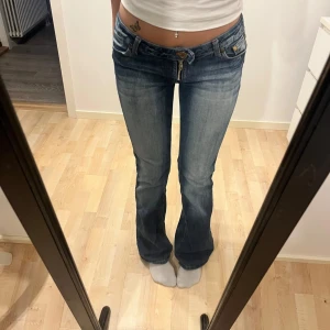 Bootcut jeans - Säljer dessa snygga jeans då dom inte kommer till användning. Dom är insydda på baksidan (bild 4) så går att sprätta upp om dom är för små! Dom är även lite slitna nertill men annars bra skick💕