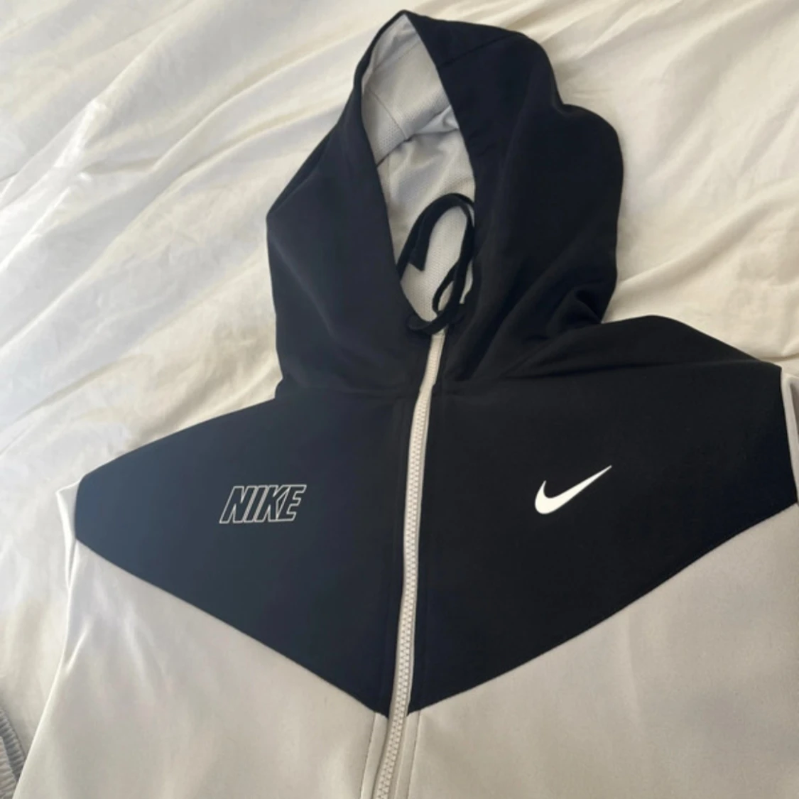 Grå mjukisbyxor från Nike med logoband - 2