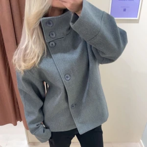 Grå kappa - Säljer denna supersnygga slutsålda gråa kappa från gina som man knäpper hela vägen upp 😇💓💓pris kan diskuteras