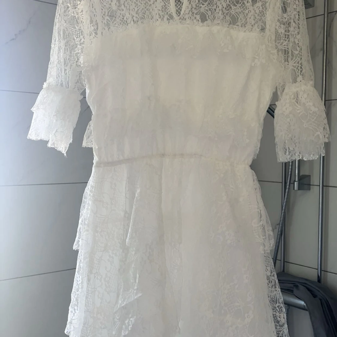 Vit spetsklänning från Bubbleroom