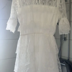 Vit spetsklänning från Bubbleroom - Superfin klänning från bubbleroom som jag bara använt till konfirmation så i nytt skick!💞