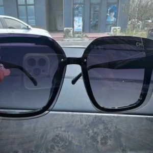 Svarta fyrkantiga solglasögon - Säljer ett par svarta solglasögon från med stor fyrkantig båge och mörka tonade glas. Kommer med originalfodral och putsduk. Perfekt accessoar för att lyfta din stil och ge en lyxig känsla till outfiten. Aldrig använda, nya.