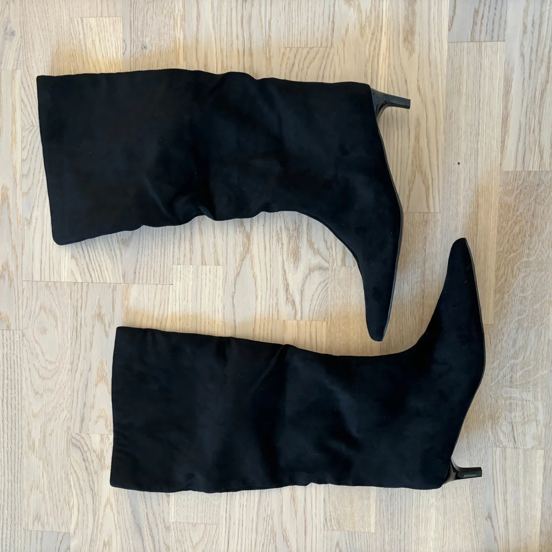 Svarta stövlar med spetsig tå och klack