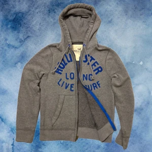 Grå Hollister Kofta - Säljer denna riktigt feta och unika vintage hollister koftan! | Väldigt limiterad och svår att få tag på | Storlek S | Perfekt för en avslappnad stil | Hör av vid eventuella frågor! 