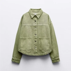 Grön jacka i jeansmaterial - Snygg ljusgrön jacka med klassisk krage och stora framfickor. Jackan har knappar framtill och är tillverkad i ett robust jeansmaterial. Perfekt för lager-på-lager och ger en avslappnad vibe till din outfit.💗💗