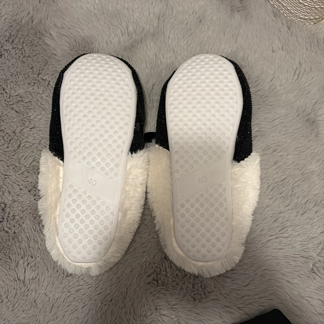 Svarta glittriga tofflor med rosett - 2