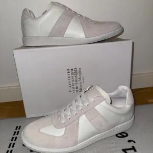Maison Margiela skor - Säljer nu dessa riktigt snygga Maison Margiela Gats i strl 42. Helt nya aldrig använda. Du får med allt som syns på bilderna dvs skor, dustbag, box osv. Mer Margiela skor finns i min profil. Bara att skriva ett DM vid intresse!