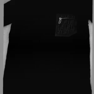Svart Fendi t-shirt med ficka, S - Svart t-shirt från Fendi i bomull med korta ärmar. På bröstet finns en unik ficka med Fendi-logomönster och dragkedja med metall-detalj. Snygg och stilren design, perfekt för dig som gillar exklusiva streetwear-plagg.