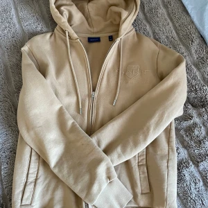 Gant Hoodie - Snygg Gant Hoodie i bra skick. Nypris: 899kr