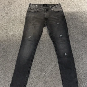 Jack and Jones jeans  - Säljer nu mina Jack and Jones jeans med unika men jävligt feta slitningar. Anledningen till att jag säljer jeansen är för att de ej kommer till användig, jeansen är i ny skick och väldigt unika. Storleken är 28:32 men sitts som 28:30. Skriv för fler frågor eller bilder. Önskar er allt gott//Kevin.
