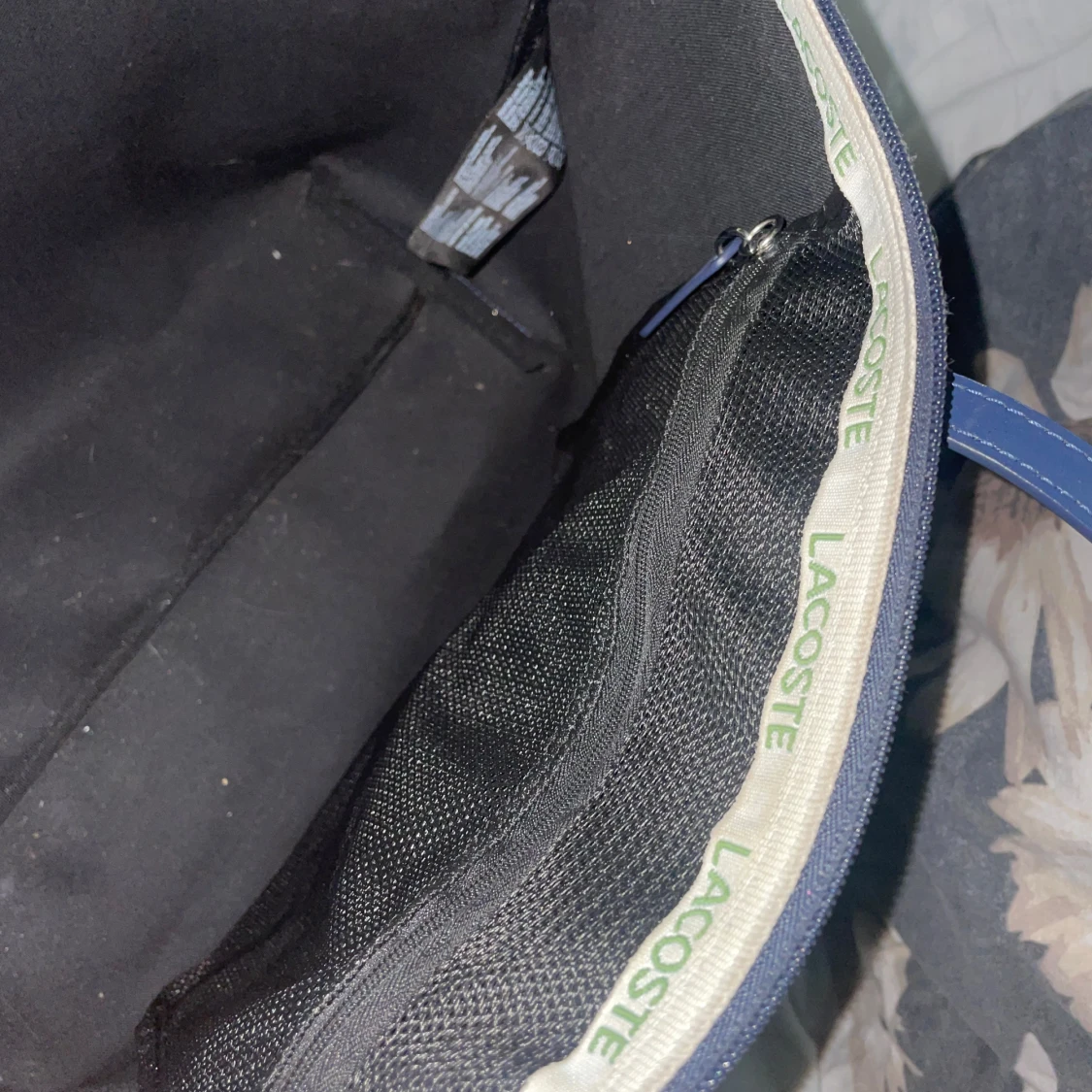 Mörkblå axelväska från Lacoste - 2