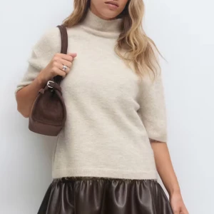 Beige polotröja från Gina - Säljer denna vita jätte snygga tröja från Gina knappt andvänd