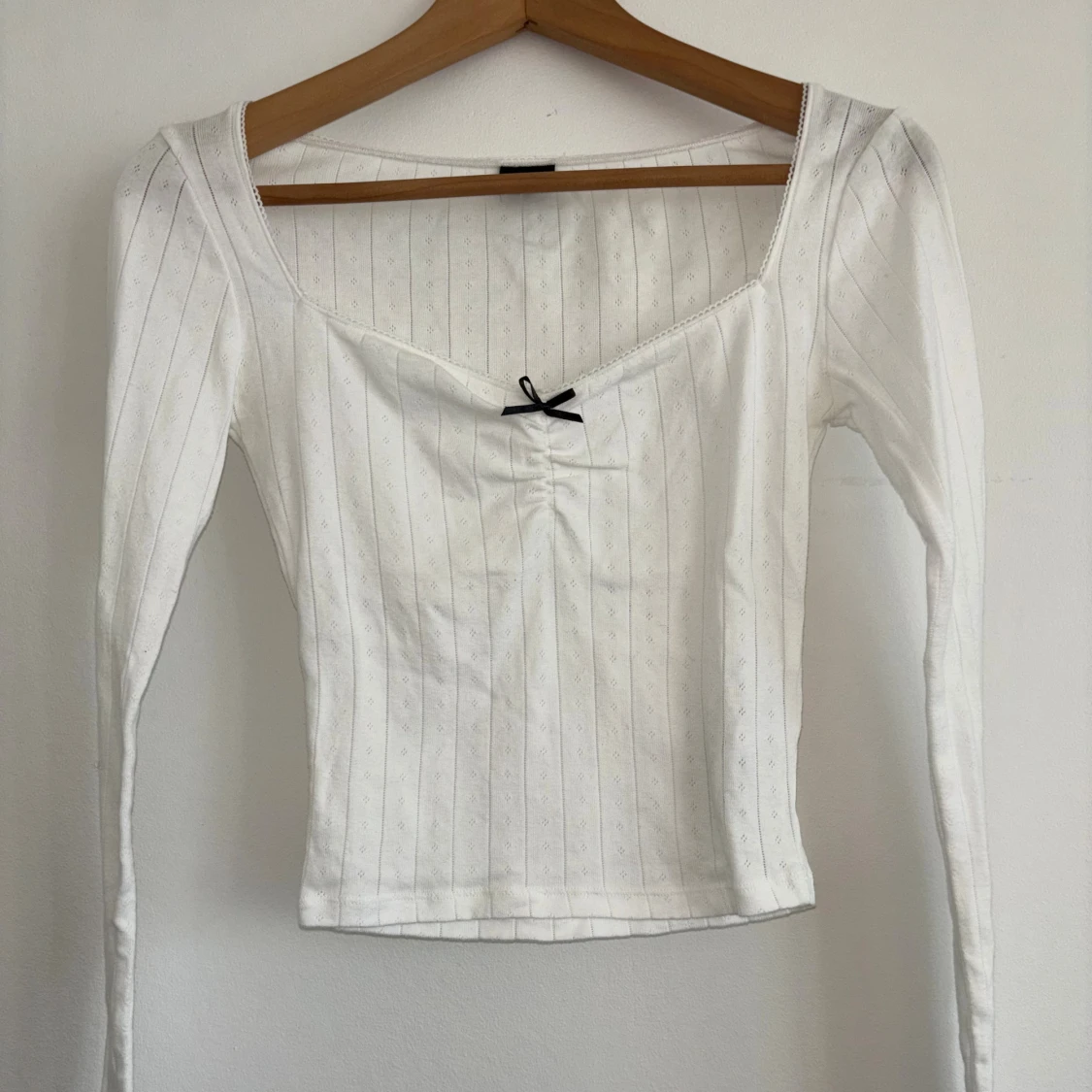 Vit långärmad topp med rosett, 100% bomull - 2