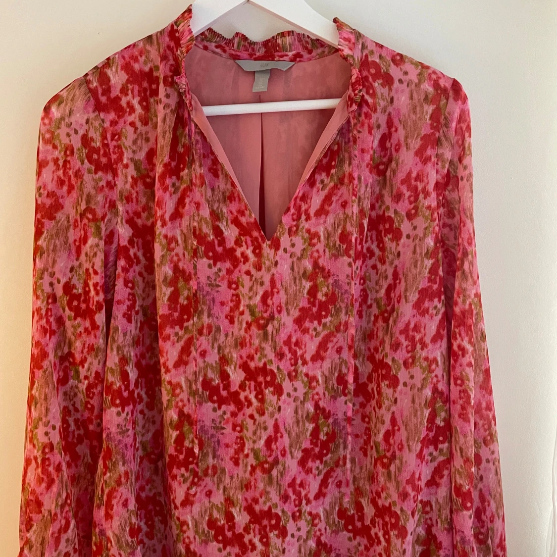 Blommig rosa och röd blus med v-ringning