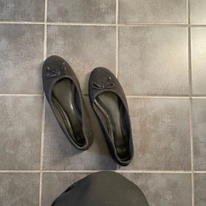 Svarta ballerinaskor med rosett - Ballerina skor, använd 2-3 ggr 