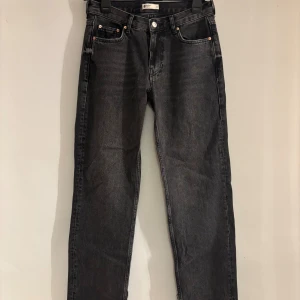 Baggyjeans - Svarta jeans från g perfect jeans i rak modell med råa, fransiga benslut. De är för korta, är 167cm. Använt få gånger men experimenterat med dom, klippt slits och spretat upp där nere.